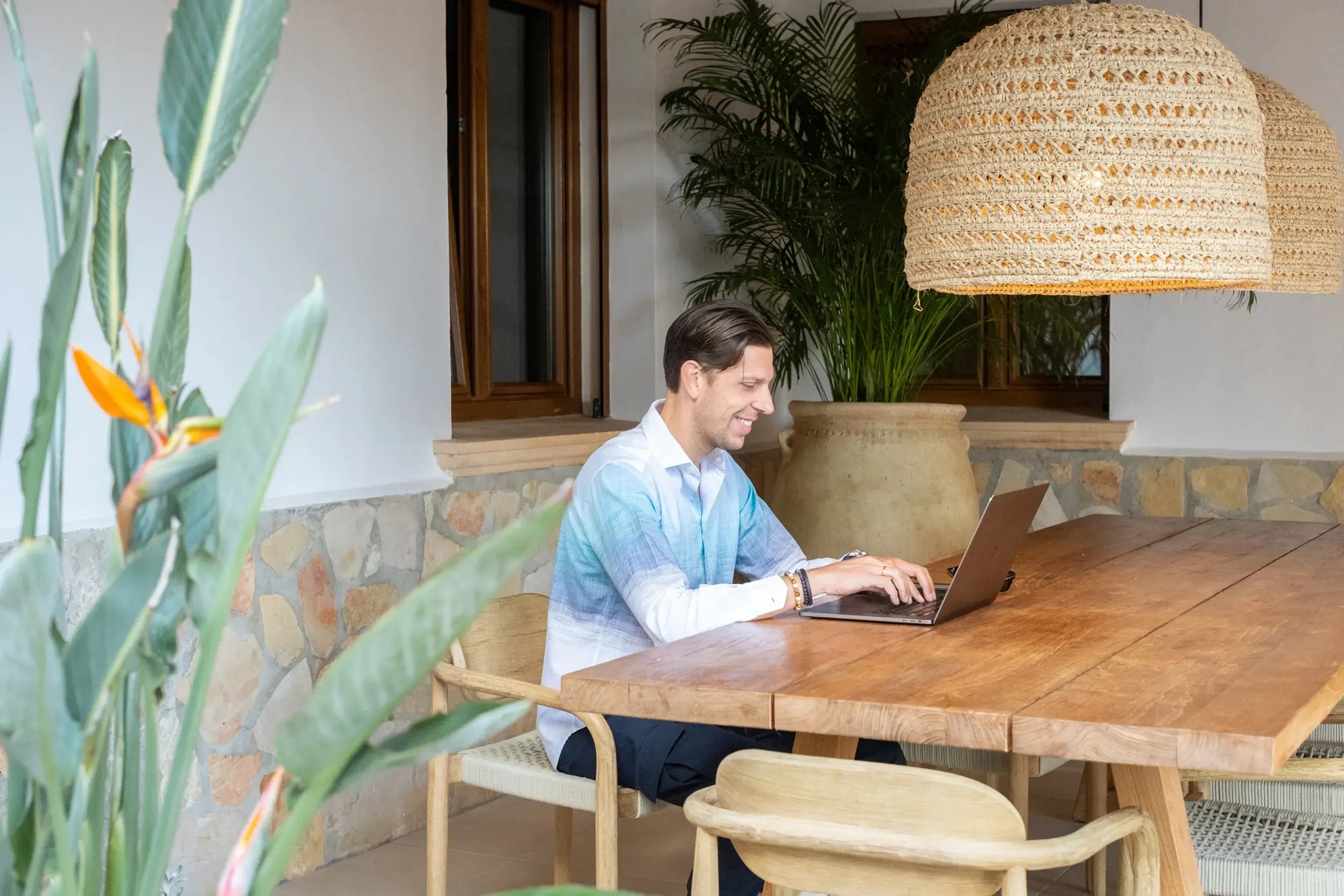 martijn-computer-working-veranda