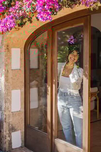 vrouw-schoonmaakt-ramen